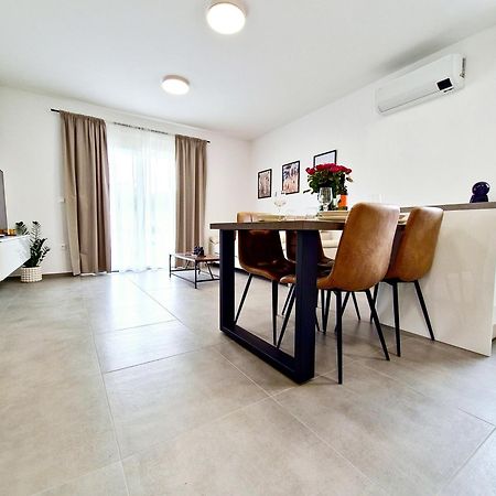 פולה Apartments Laura & Nino מראה חיצוני תמונה